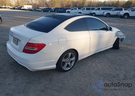 2013 Mercedes-Benz C 250 z USA, uszkodzony, nr VIN WDDGJ4HB7DG059784